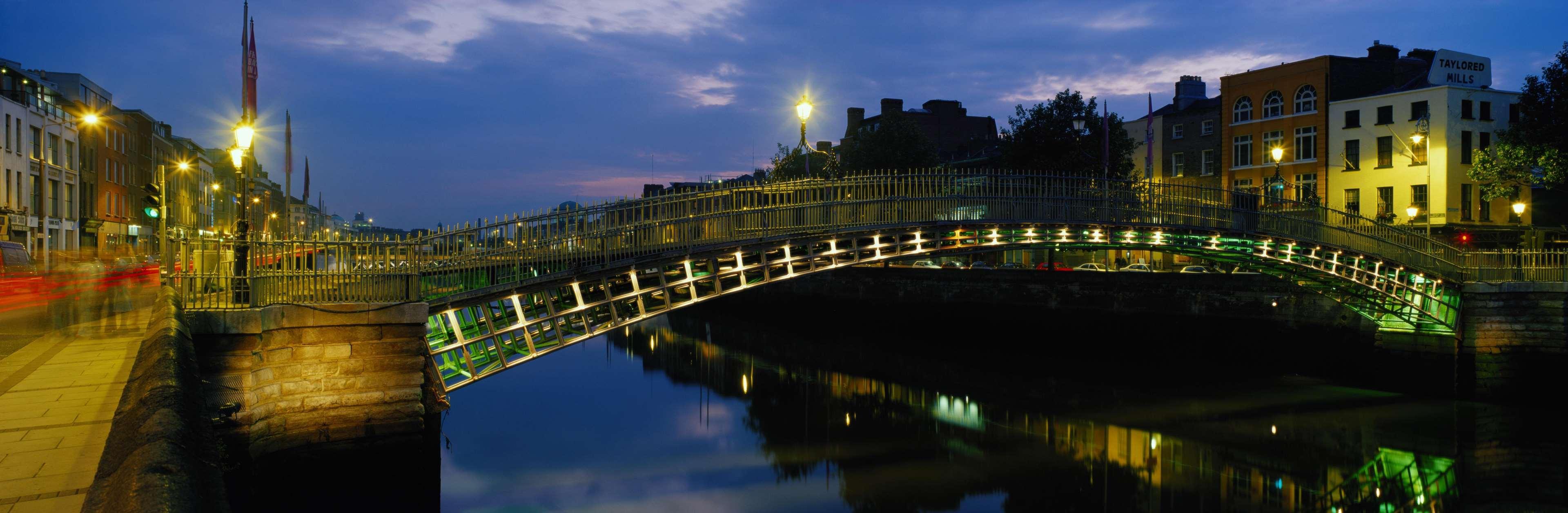 The Fitzwilliam Hotel Дъблин Екстериор снимка The bridge at night