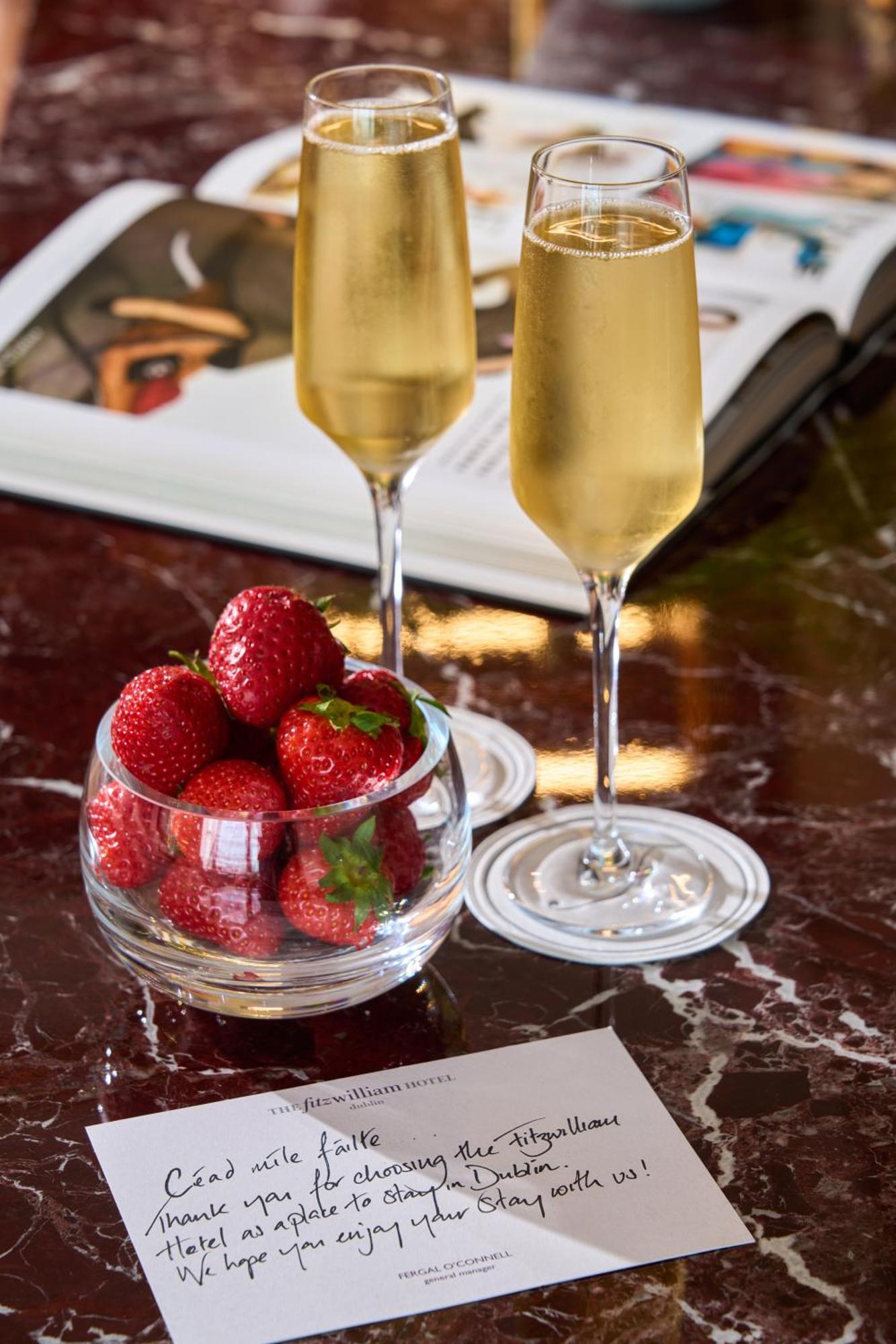 The Fitzwilliam Hotel Дъблин Екстериор снимка Champagne and strawberries