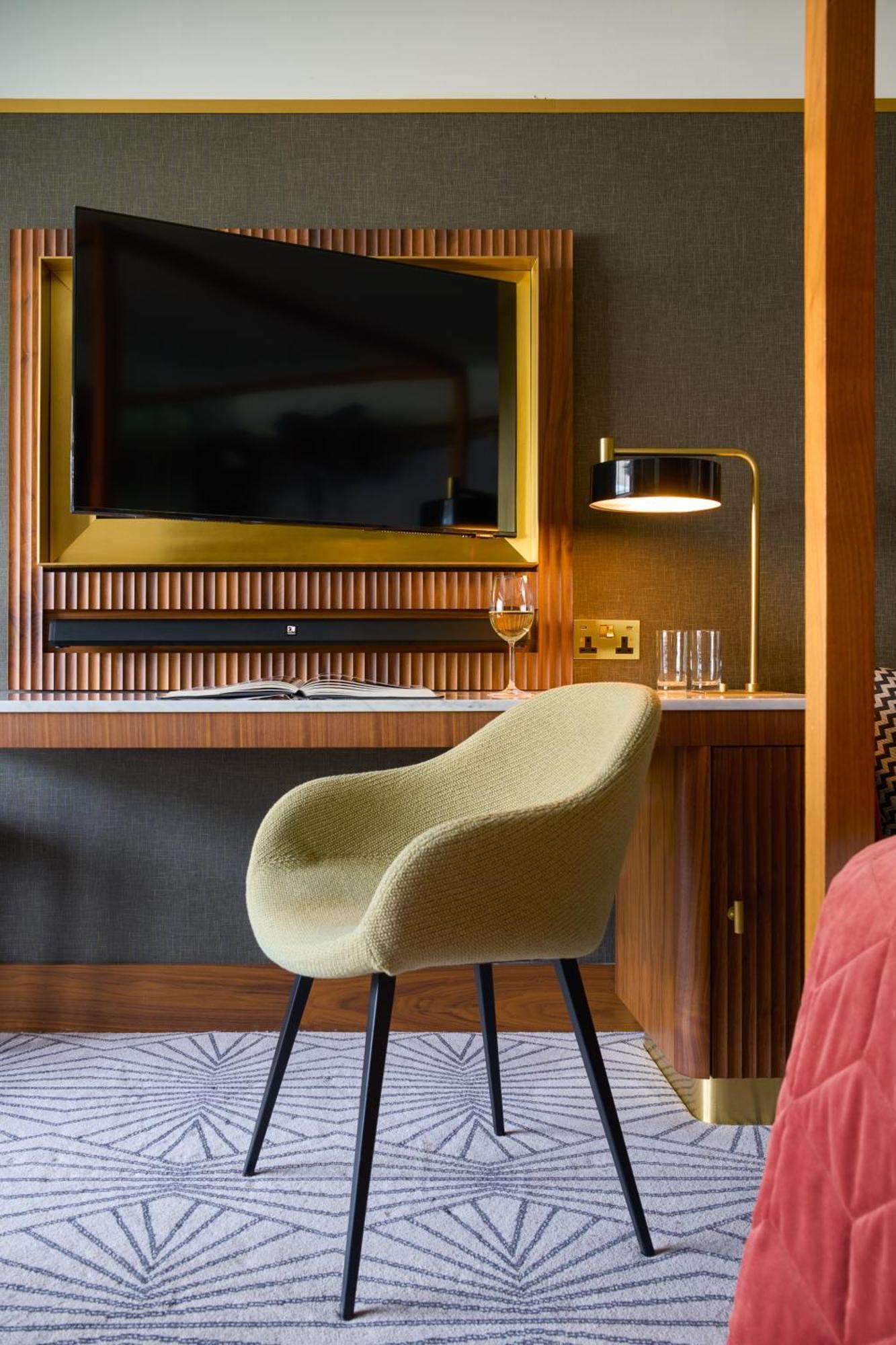 The Fitzwilliam Hotel Дъблин Екстериор снимка A chair in a hotel room