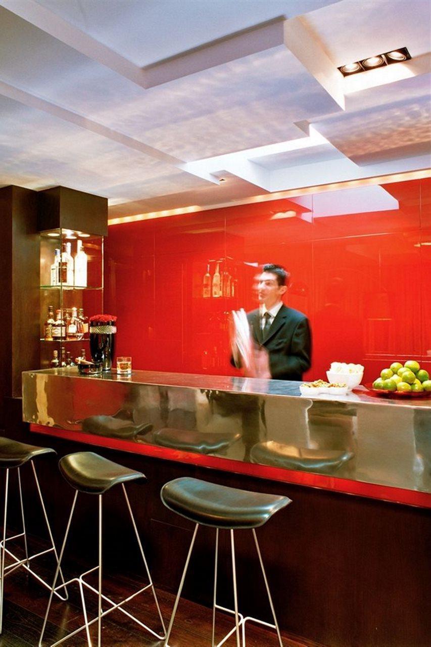 The Fitzwilliam Hotel Дъблин Ресторант снимка A bartender at work