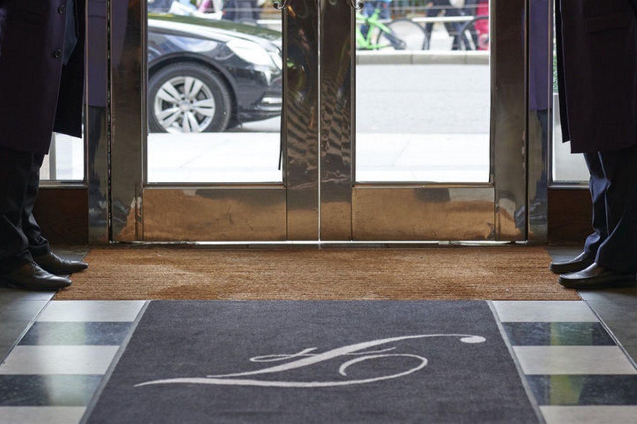 The Fitzwilliam Hotel Дъблин Екстериор снимка Entrance to the hotel